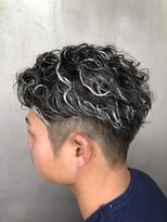 テテ(TETE) フェードカット ホワイトハイライト 長堀橋×心斎橋