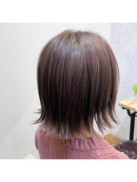 スピンヘアーフラッフィ 茨木(Spin hair fluffy) 外ハネ×サイドバング/顔周りカット