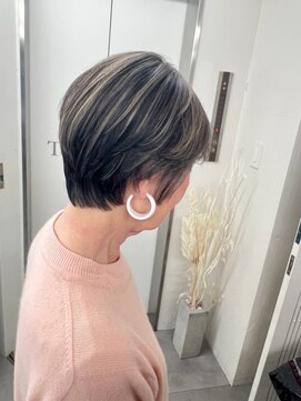 ジエクトアイロ 江坂駅前 白髪ぼかしハイライト グレージュ シルバーベージュ ショート