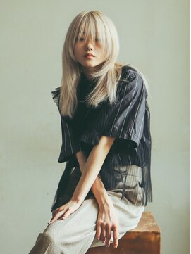 バーノン(VERNON) WHITE SEMILONGwearingFUMIKA_UCHIDA【VERNON】058-262-3611