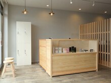 dois【6月1日OPEN】の雰囲気（木のぬくもりを感じられるこだわりのカウンター）