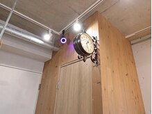 ユール(you'll)の雰囲気（時計とスピーカー、ダクトの照明）
