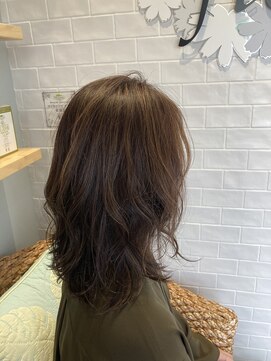 白髪ぼかしハイライト　ミディアムスタイル