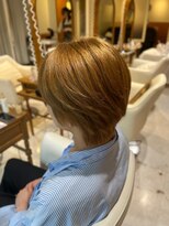 スペックホルダーミミ(Spec Holder mimi) 刈り上げセンターパートハイトーン×メンズヘア8.25