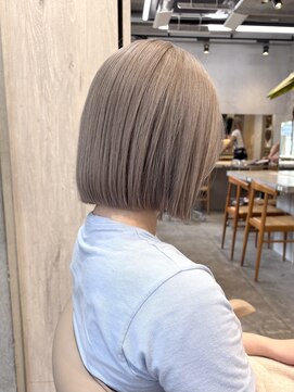 サンク 原宿 表参道(cinq) ミルクティーアッシュベージュカラーミディアムロングウルフ原宿