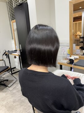 暗めカラーの前下がりぱつっとボブ☆