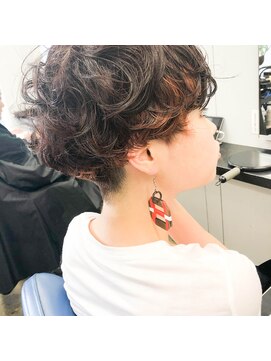 ページボーイ美容室 (お客様スタイル)刈り上げ×インナーカラー