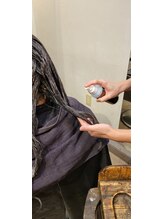 カラーシャンプーの前にキューティクルを整えるミストを途布