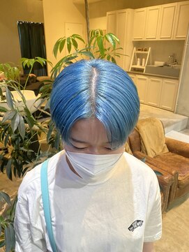 セプト 天神大名(SEPT.) スカイブルー　ネオンカラー　ブリーチ　センターパート