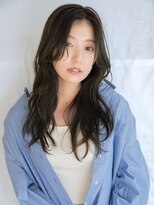 トローノ 栄(TRONO) 顔周りカット　外ハネレイヤー　センターパート　透明感カラー