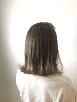 アイトリア 池下(AITOLIA)の写真/正しい技術と知識で髪も頭皮も守る優しいサロン。5年後の髪・頭皮の事を考え、カラー剤の塗り方を決定◎