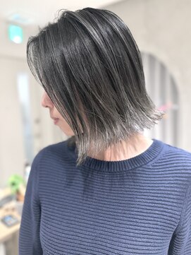 アンバー(Amber) グラデーションカラー“グレー”× 外ハネボブ