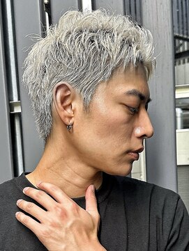 トルネード(TORNADO) 束感×シャープなラインで魅せる大人クールヘア