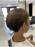 白髪ぼかしハイライト×刈り上げショートボブ