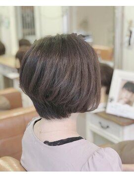 ファミーユ ヘア(Famille Hair) 30→40代の大人女性にオススメ!毛先ふんわりパーマのショート!