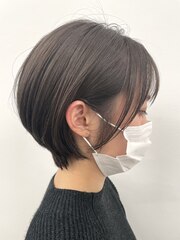 大人可愛いひし形ハンサムショートボブ前下がりグレーベージュ