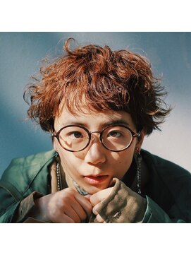 ブラウン (BROWN) タイトなショートパーマ