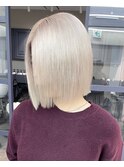 ホワイトブロンドの切りっぱなしボブ