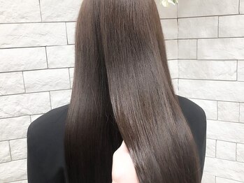 シュモレ ベイシティーの写真/クセやうねりを解消し、潤いと艶を与える《シュモレ》の縮毛矯正！夏の紫外線に負けないうるツヤ美髪に♪