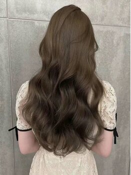 エーエフ(AF)の写真/最旬のトレンドもダメージレスに、艶×透明感を叶えるカラーで、ワンランク上の仕上がりを実現☆