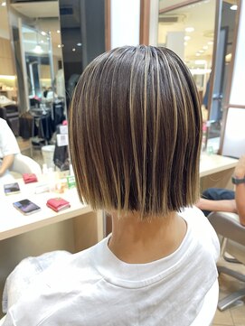 エムスリーヘアー イオンマリンピア店(MIII HAIR) アンブレラボブ ケアブリーチ 切りっぱなしボブ 白髪ぼかし