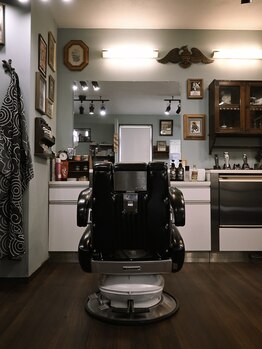 ディーアイジーカットクラブ(DiG CUT CLUB)の写真/1席のみのバーバーチェア。男らしく品のあるスタイルをご提案いたします。