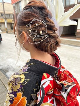 クローバー(CLOVER) ♪祝成人式♪ちょっぴり辛系クールな生花シニヨン♪カサブランカ