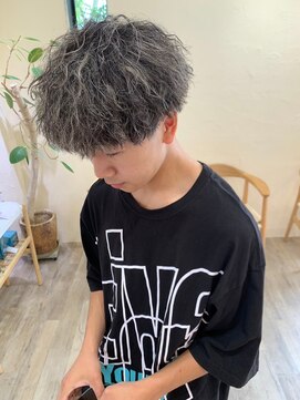 シフト(SHEEFT) 波巻きツイストスパイラル×ハイライト シルバーグレー 刈り上げ