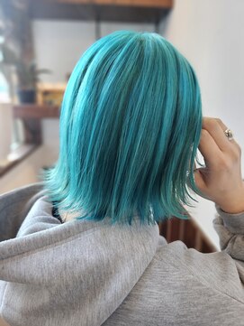 サーティーン(THIRTEEN) Veganブリーチでダメージを抑える!ターコイズブルー/軽やかボブ
