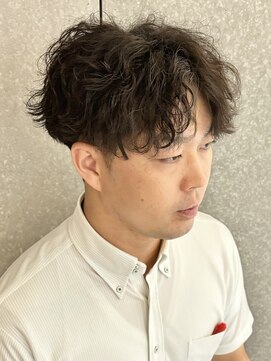 ニアウ 太田店(Niau) 波巻きスパイラルパーマセンターパート刈り上げ眉毛群馬太田