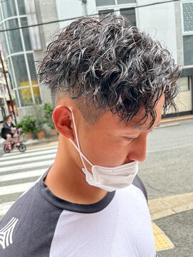 エルマーク 堺東(L-MARK) スパイラルパーマツイストパーマアップバング短髪メッシュ