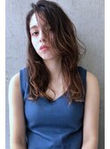 脱力感がさりげないウェーブを雰囲気かもしだしてくれる