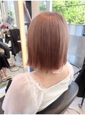ピンクベージュ　切りっぱなしボブ　ハイトーンカラー