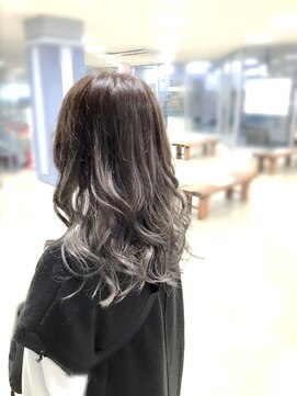 美容室 クリア バレイヤージュ　シルバーカラー
