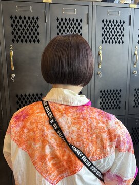 アチーブリス(achieve Liss) 艶カラーピンクブラウン切りっぱなしミニボブ小顔丸みスタイル