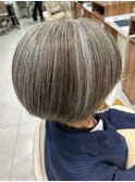 白髪を活かし、骨格で魅せるショート