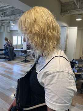 ラべリー 池袋(LOVELEY) 抜きっぱなしブロンドヘア【池袋】