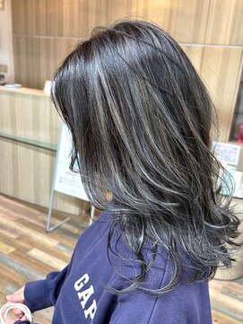 ラヴィエール(LAVIERE by R-EVOLUT) 白髪ぼかしハイライト ネビージュ レイヤーカット