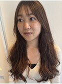 カジュアルでゆるいカールのコテ巻き風パーマ