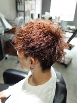 ライフヘアー(LiFe HAIR)の写真/BARBERSHOPでメンズパーマ！メンズ専門でツイストスパイラルも◎個性を引き出すカジュアルスタイル