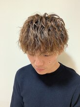 《メンズカット》10代から６０代まで幅の広い客層に対応。