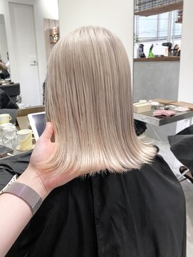 ミラ 新宿(MILA) ホワイトベージュ/ハイトーン