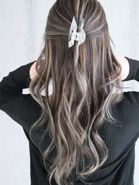 マリアナ(Mariana) ハイライトショートヘアレイヤーカットダブルカラー