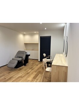 少人数サロンの落ちついた空間で、1人1人に寄り添った施術をご提供。居心地の良い空間で贅沢ケアを…◇