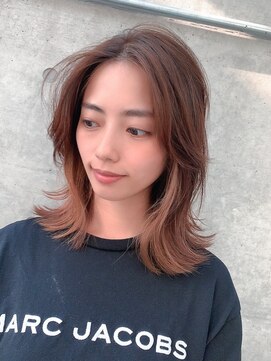 エミュ 表参道 青山(emu) インナーカラーくびれミディアムレイヤー大人カジュアル表参道