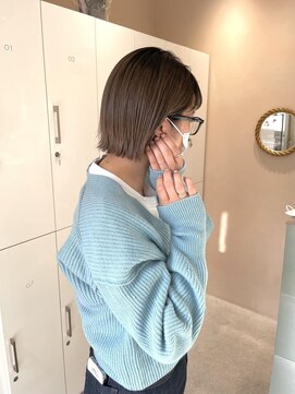 フィグバイアルテフィーチェ(fig by artefice) ぶつ切りボブ/外ハネ/シアーベージュ