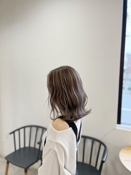 ヒュー(HUE) ホワイトグレージュ/細めハイライト