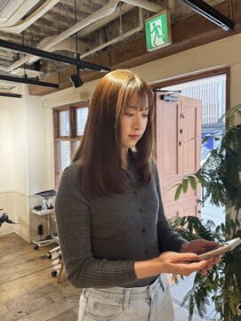 グロスシーループユナイテッド(GROSS C-LOOP UNITED) くびレイヤーグレーベージュブラウンミディアムロング