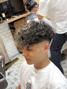 グルーマーズトウキョウ(GROOMER/S TOKYO) スペインカール　ハイライト　フェード　海外風　メンズパーマ