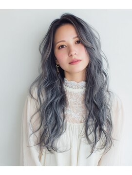 透明感ブルーグレーの個性派スタイル